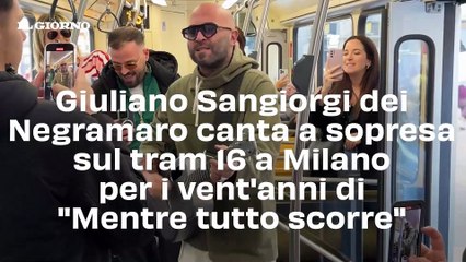 Giuliano Sangiorgi dei Negramaro canta a sopresa sul tram 16 a Milano per i vent'anni di "Mentre tutto scorre"