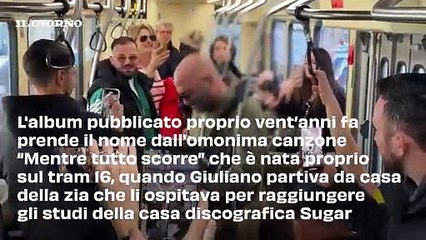 Il live a sorpresa di Giuliano Sangiorgi sul tram 16 a Milano per i vent'anni dell'album "Mentre tutto scorre"