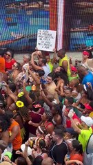 Fantasiada de Eva, foliã levanta placa com frase: “Se Adão me procurar, estou na pipoca de Saulo”