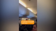 Pánico en un vuelo Madrid-Caracas: un pasajero intenta abrir la puerta del avión y un miembro de la tripulación se fractura la pierna al reducirlo