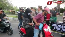 SAT NARKOBA POLRES SERDANG BEDAGAI BAGIKAN SERATUSAN TAKJIL KEPADA PENGGUNA JALAN RAYA