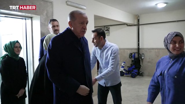 Cumhurbaşkanı Erdoğan, Ankara'da bir ailenin iftar sofrasına konuk oldu