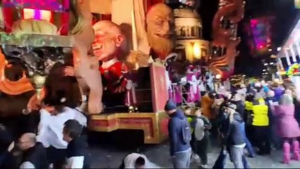 Carnevale Viareggio 2025, vince la papessa di Carlo e Lorenzo Lombardi: esplode la festa sul carro