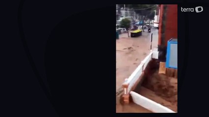 Mulher é resgatada em meio a enchente na Espanha