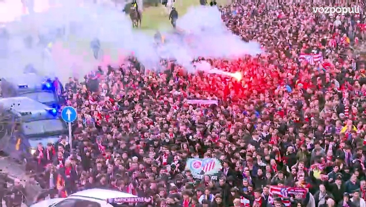 Cientos de hinchas del Atlético desfilan hacia el Bernabéu para enfrentarse al Real Madrid