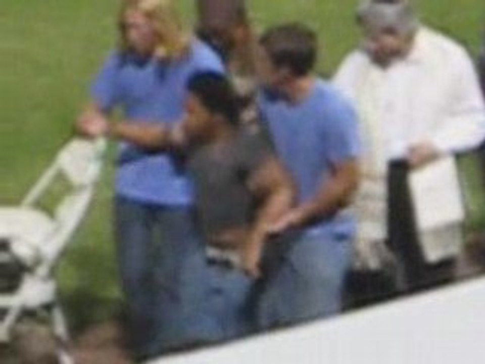 Junge steht aus dem Rollstuhl auf