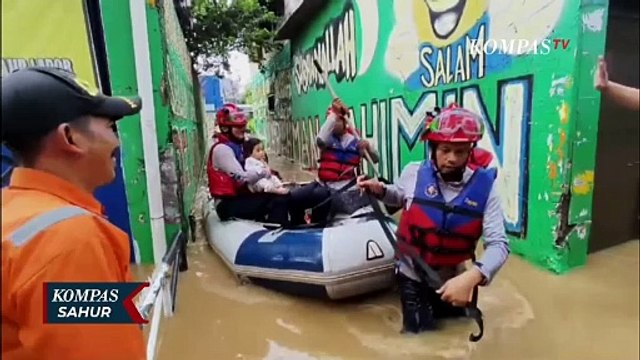 Petugas Evakuasi Warga Lansia dan Anak-Anak dari Lokasi Banjir | BENCANA BANJIR