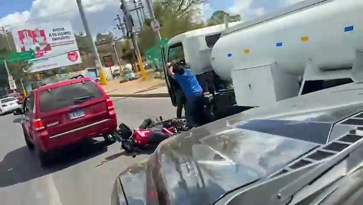 Hondureños se van a los golpes en calle de Tegucigalpa