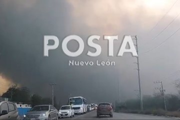 Megaincendio obstruye la visibilidad en carretera Miguel Alemán en Pesquería