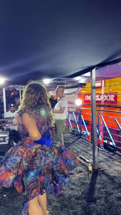 Voltou! Trio elétrico de Daniela Mercury volta a andar após ter problemas técnicos no Circuito Campo Grande