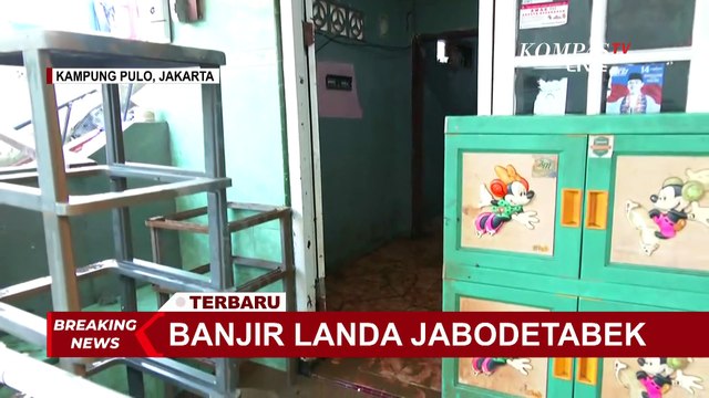 Banjir Mulai Surut, Warga Kebon Pala dan Kampung Pulo Bersih-Bersih Lumpur Sisa Banjir