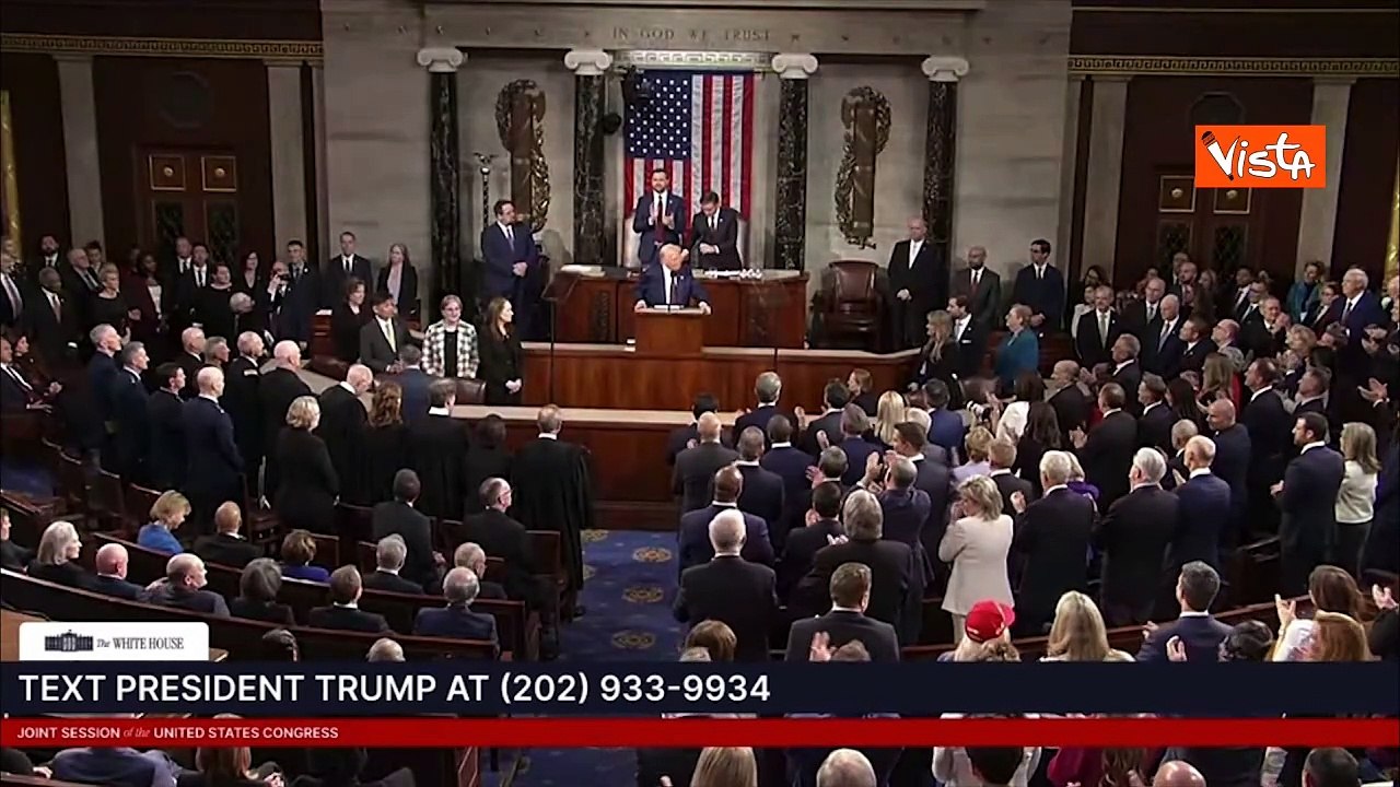 L'applauso per Melania al Congresso Usa per il primo discorso di Trump dopo l'insediamento
