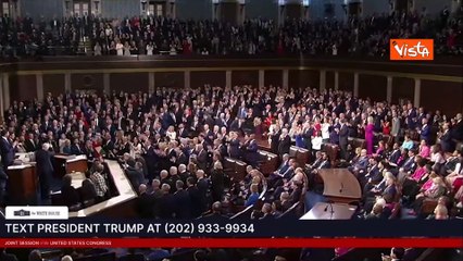 L'applauso per Trump al Congresso Usa per il suo primo discordo dopo l'insediamento