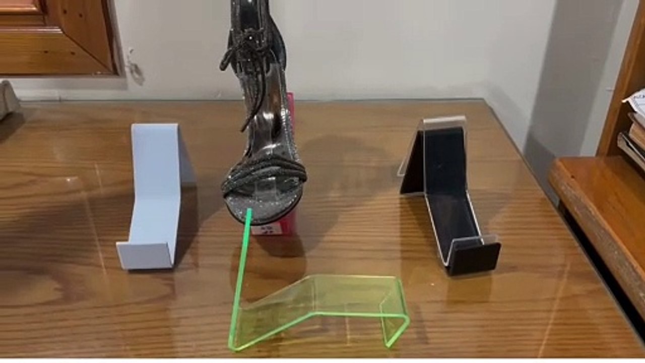 Ayakkabı Teşhir Standı | Tekli Pleksi Model | Şeffaf, Siyah, Beyaz, Kırmızı, Yeşil Renk Seçenekleri|https://zumrutplastik.com.tr/tekli-ayakkabi-teshir-standi-z-seklinde