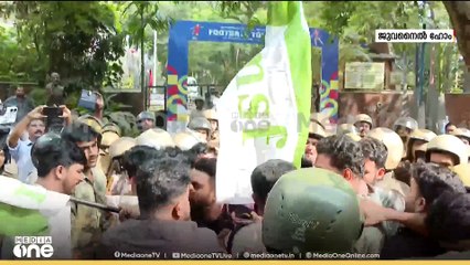 'തുണീന്ന് വിട് സാറേ...പാന്റ് വീട് സാറേ...';ഷഹബാസ് കൊലക്കേസിൽ പ്രതിഷേധം കടുപ്പിച്ച് എംഎസ്എഫ്‌