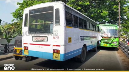നടുറോഡിൽ ബസുകൾ കൂട്ടിയിടിച്ചു; നിരവധി പേർക്ക് പരിക്കേറ്റു.