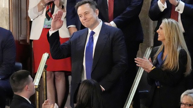 L'applauso per Musk al Congresso Usa e Trump lo elogia: «Grazie Elon, stai facendo un grande lavoro»