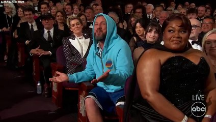 Oscars 2025： Host Conan O'Brien gives Adam Sandler a hard time over his choice of outfit