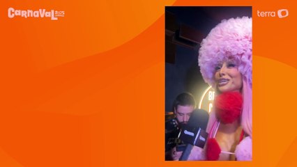 Ainda com dentes de desfile, Sabrina Sato celebra resultado da Gaviões e diz: ‘Agora virei vampira’