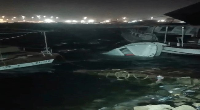 Hatay'da fırtına; tekneler alabora oldu, ağaçlar devrildi
