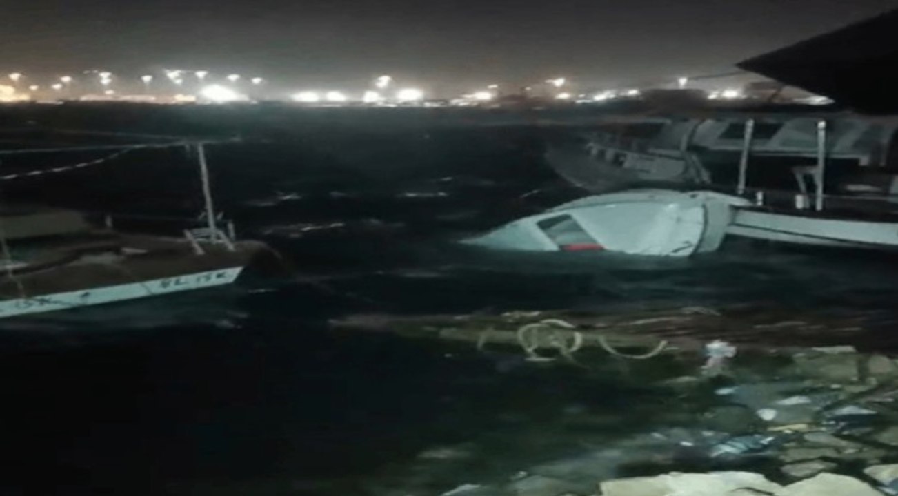 Hatay'da fırtına; tekneler alabora oldu, ağaçlar devrildi