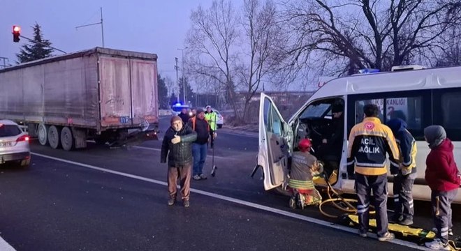 Minibüs, kırmızı ışıkta bekleyen TIR’a çarptı