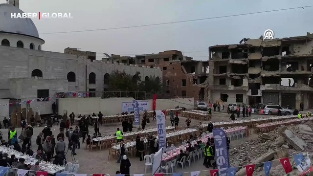  Şam'da devrik rejimin yıktığı mahallelerde enkaz halindeki evlerin arasında toplu iftar yapıldı