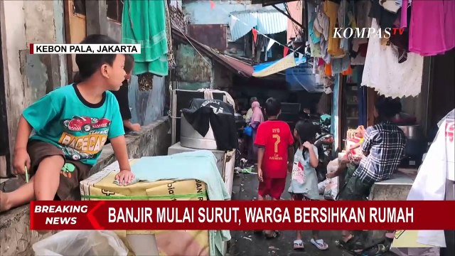 Banjir di Kebon Pala Mulai Surut, Warga Bersihkan Sisa Lumpur dan Sampah