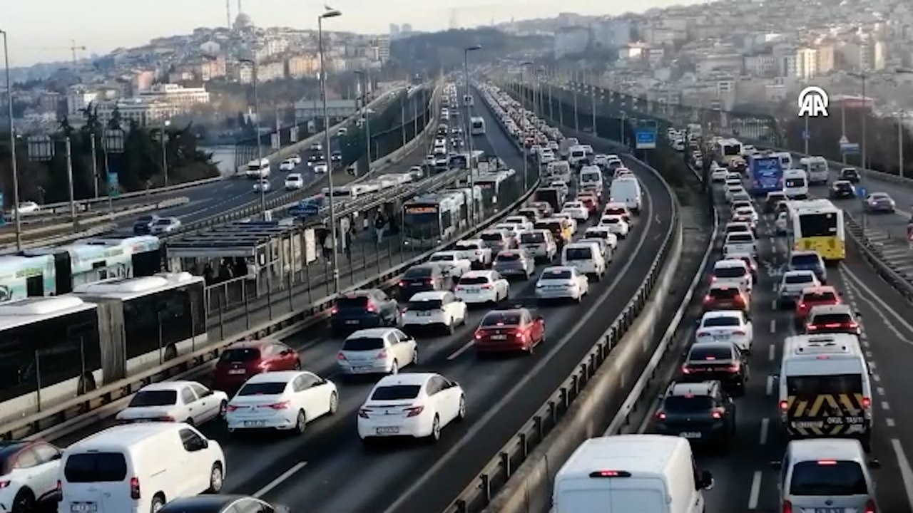 Araçlar adım adım ilerliyor! Mesai başladı ama İstanbul'da trafik devam ediyor