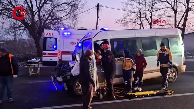 Düzce'de hareketli anlar! Minibüs, kırmızı ışıkta bekleyen TIR’a çarptı, sürücü sıkıştı!