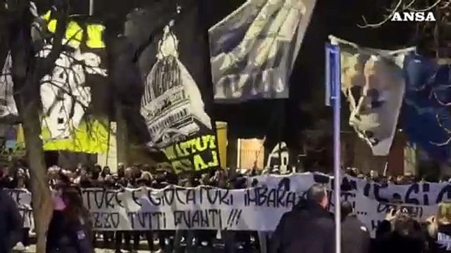 Juventus, la contestazione dei tifosi sotto l'hotel della squadra