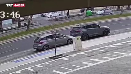 Kontrolden çıkan otomobil ağaca çarptı