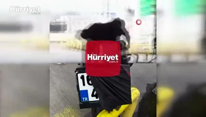 Akaryakıt istasyonunda neye uğradığını şaşırdı: Kendisini yakalayan polis memuruyla hatıra fotoğrafı çektirdi