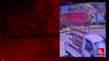 Artvin'de yolcu minibüsünün park halindeki tıra arkadan çarptığı kaza