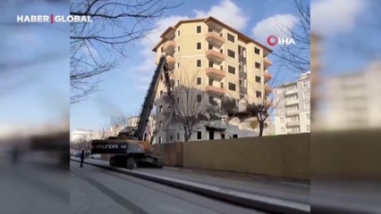 Hasarlı binanın yıkılma anı kamerada