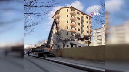 Van'da hasarlı binanın yıkım anı kameralara yansıdı