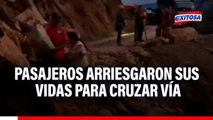 Derrumbe cae sobre peligrosa ruta y pasajeros arriesgan sus vidas para cruzar en Amazonas