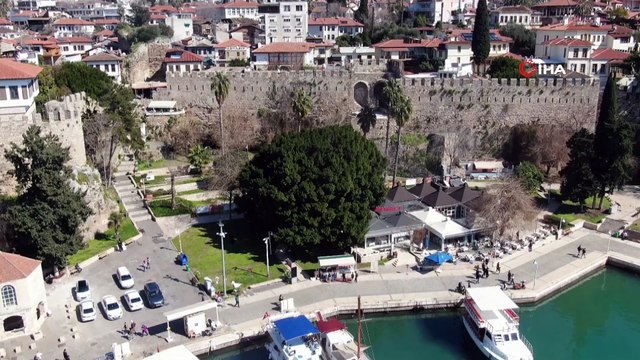 Zaman iyice daraldı: Tarihi Kaleiçi surları çökmek üzere!
