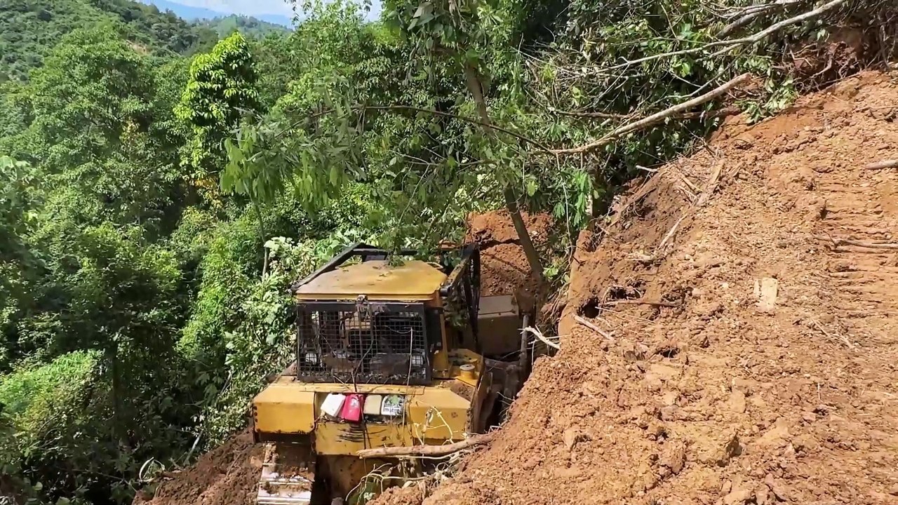 Bulldozer D6R XL Opens Palm Terraces with Advanced Techniques in Plantations