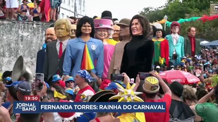 Fernanda Torres vira 'rainha do carnaval' nos blocos pelo Brasil