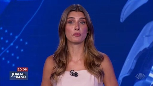 Caminhão-tanque tomba e pega fogo na rodovia Presidente Dutra