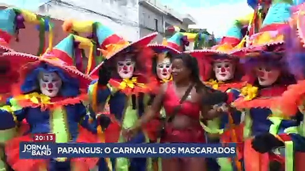 Tradicionais Papangus atraem multidões no carnaval de Pernambuco