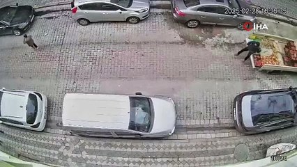 Sultangazi'de korkutan kaza : sebze satarken babasının kullandığı kamyonetin altında kaldı!