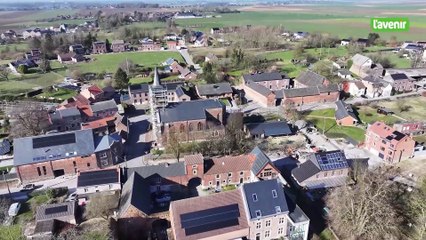 L'église au milieu du village : Chapon-Seraing