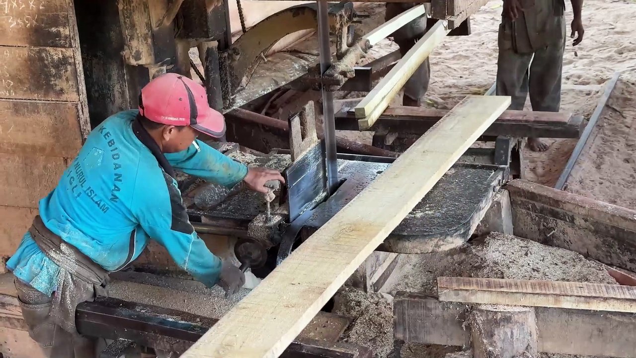 Efficient Guide to Sawing 2x20 Wood in a Sawmill