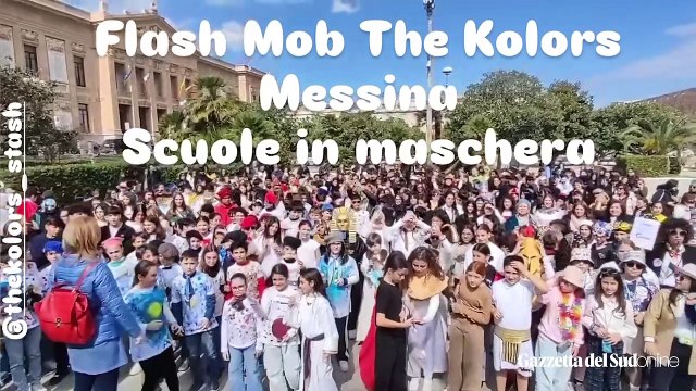 Gli studenti messinesi in un colorato flash mob sulle note dei The Kolors a piazza Unione Europea