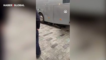 Yunanistan'dan Beyoğlu'na gelen tur otobüsünden şoke eden görüntüler: Alt tarafına gizlenmişler!