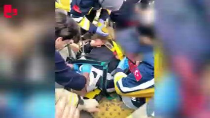 Beyoğlu'nda bir kişi tramvayın altında kaldı