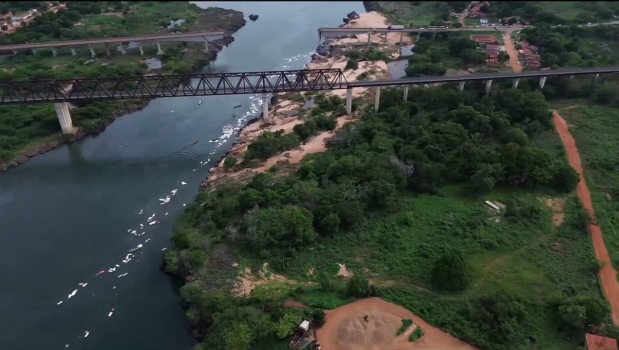 Imagens aéreas mostram carro preso em fenda que se abriu após ponte desabar entre o Tocantins e o Maranhão; VÍDEO