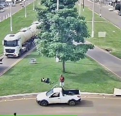 Populares separam discussão entre homem e mulher em avenida